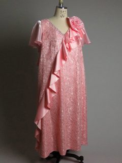 ピンクのひらひらワンピースドレス